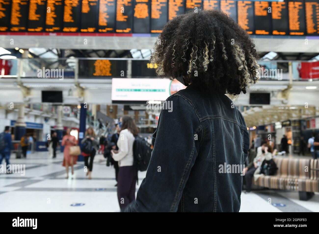 REDAKTIONELLE NUTZUNG VON DANNIELLA Evans am Bahnhof Liverpool Street als neue Forschung, die zusammen mit Neurowissenschaftlern des University College London im Rahmen der Kampagne „Lass uns wieder auf Kurs kommen“ der Bahnindustrie durchgeführt wurde, zeigt, dass Pendeln mit der Bahn psychologische Vorteile für Wohlbefinden und Gehirnfunktion in London bietet. Ausgabedatum: Dienstag, 28. September 2021. Stockfoto