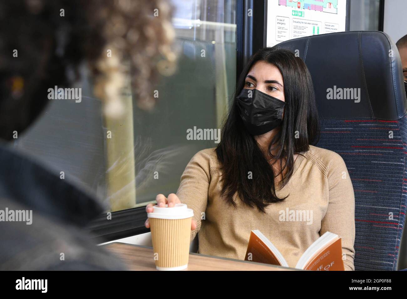 REDAKTIONELLE NUTZUNG NUR Sheri Stapelhurst an Bord eines Zuges als neue Studie, die im Rahmen der Kampagne „Lass uns wieder auf Kurs kommen“ des University College London Neuroscienters durchgeführt wurde, zeigt, dass Pendeln mit dem Zug psychologische Vorteile für Wohlbefinden und Gehirnfunktion in London bietet. Ausgabedatum: Dienstag, 28. September 2021. Stockfoto