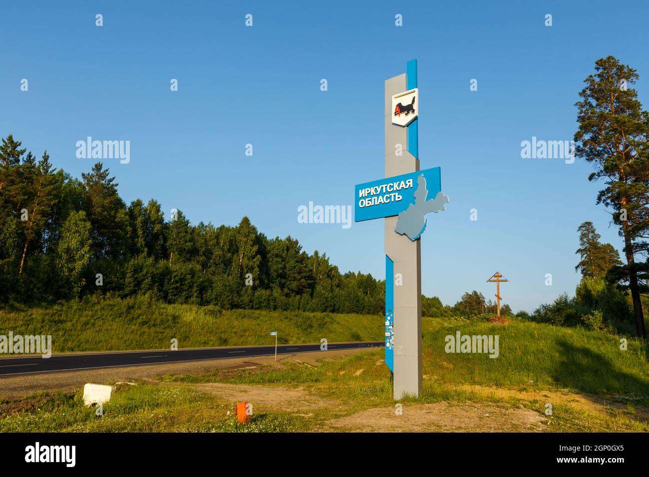 Region Irkutsk, Russland - 5. Juli 2021: Eingang Stele Region Irkutsk. Ein Straßenschild an der Grenze zwischen der Region Irkutsk und dem Gebiet Krasnojarsk. Stockfoto