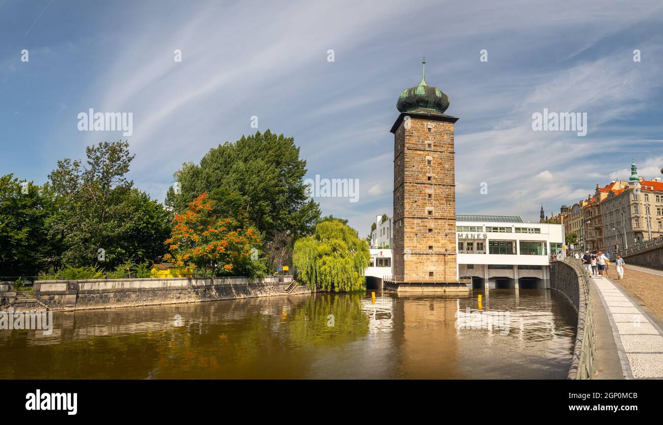 Sitkovska Wasserturm am Ufer der Moldau neben dem Manes-Gebäude, Prag, Tschechische republik Stockfoto