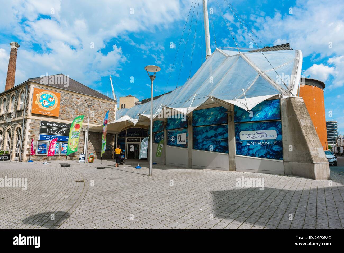 Bristol Aquarium, Blick im Sommer auf den Eingang zum Stadtaquarium in Anchor Square, Bristol, Avon, UK, England Stockfoto