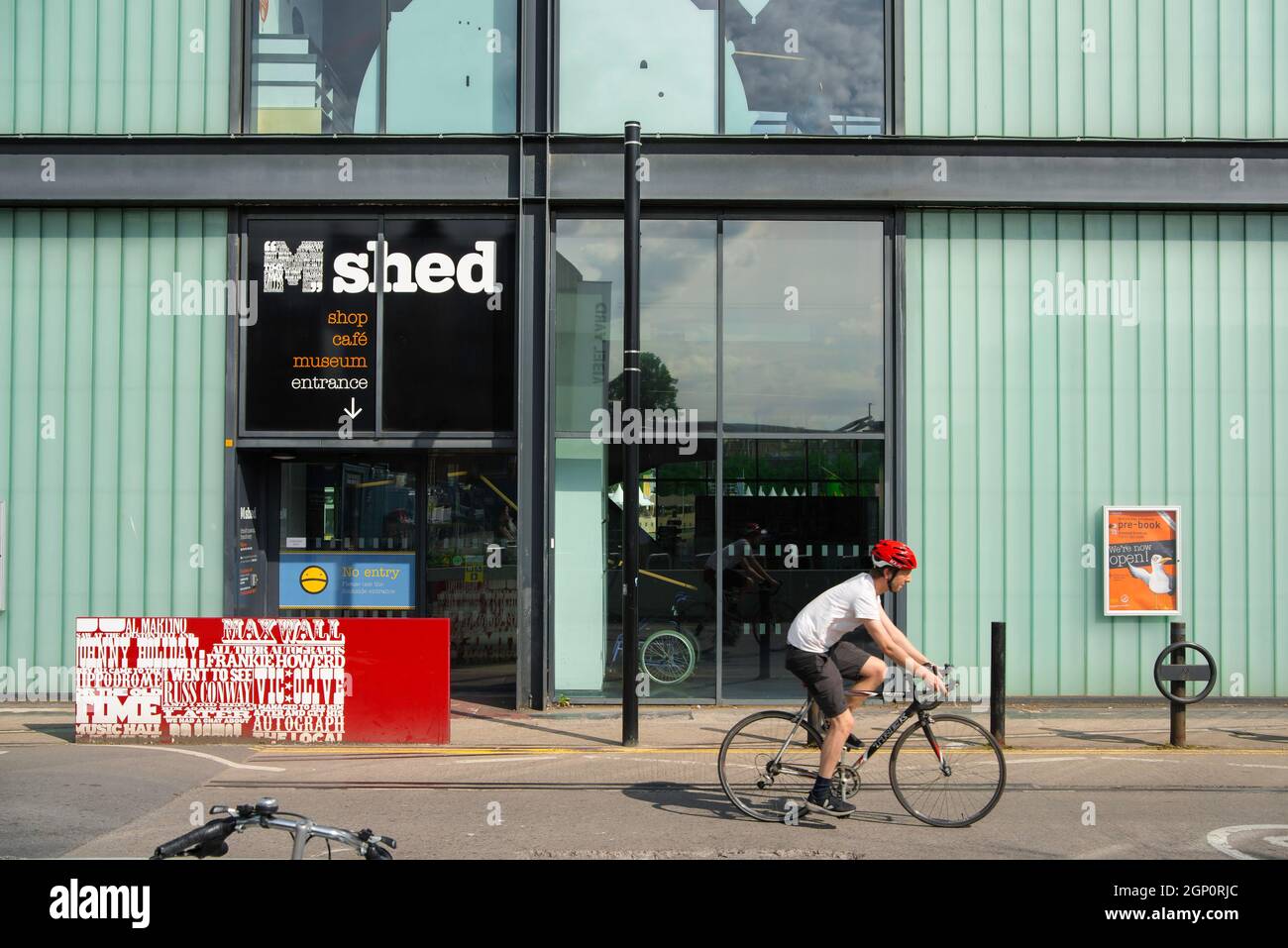 M Shed Bristol, Blick auf den Eingang zum M Shed Museum, einem ehemaligen Transitschuppen, das als Museum mit Schwerpunkt auf die Sozialgeschichte der Stadt, Großbritannien, umgewidmet wurde Stockfoto