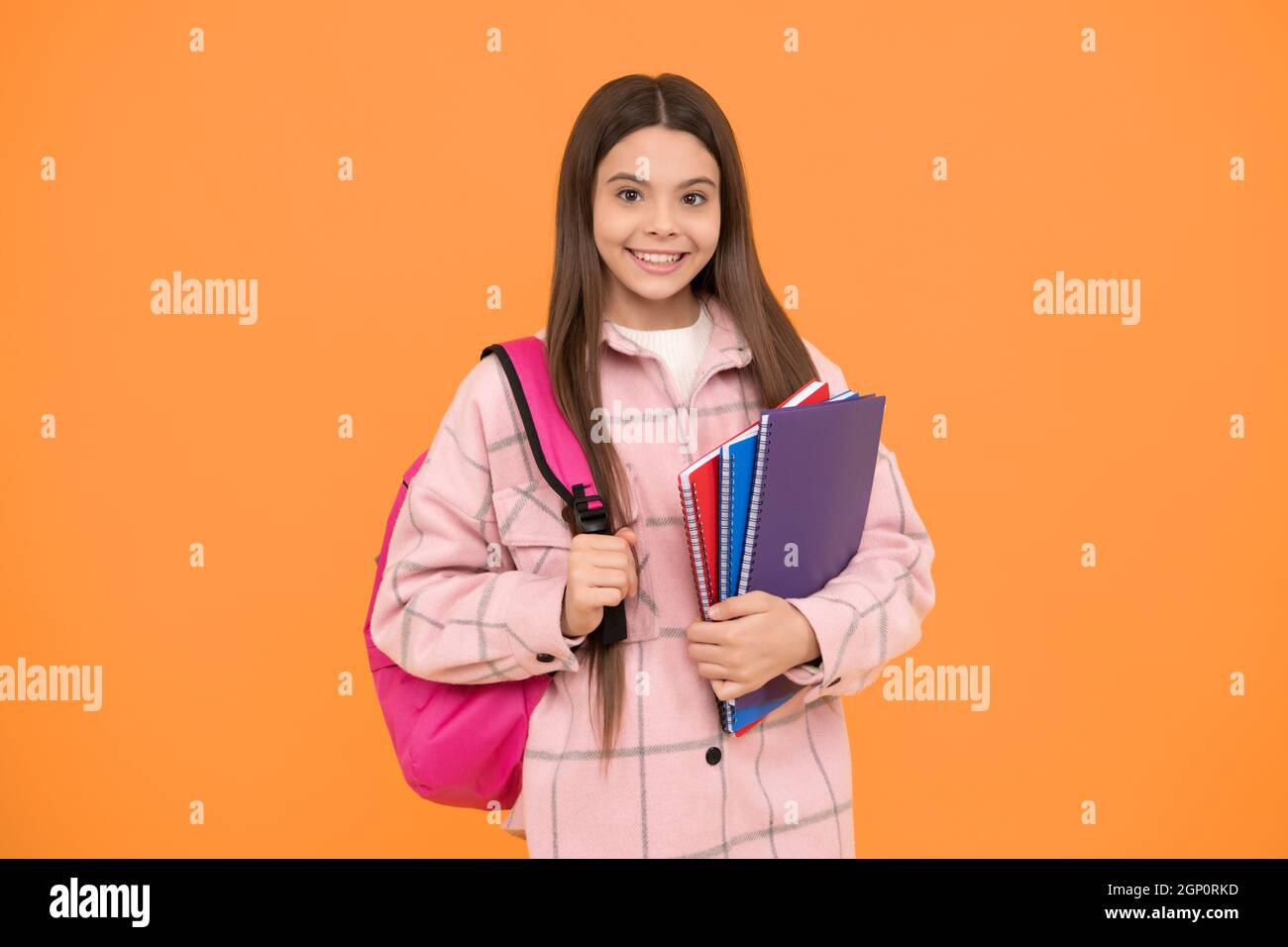 Zurück in den Unterricht. Fröhliche Schüler halten Notizbücher und Bücher. Zurück in die Schule. Teen Mädchen im Hemd. Stockfoto