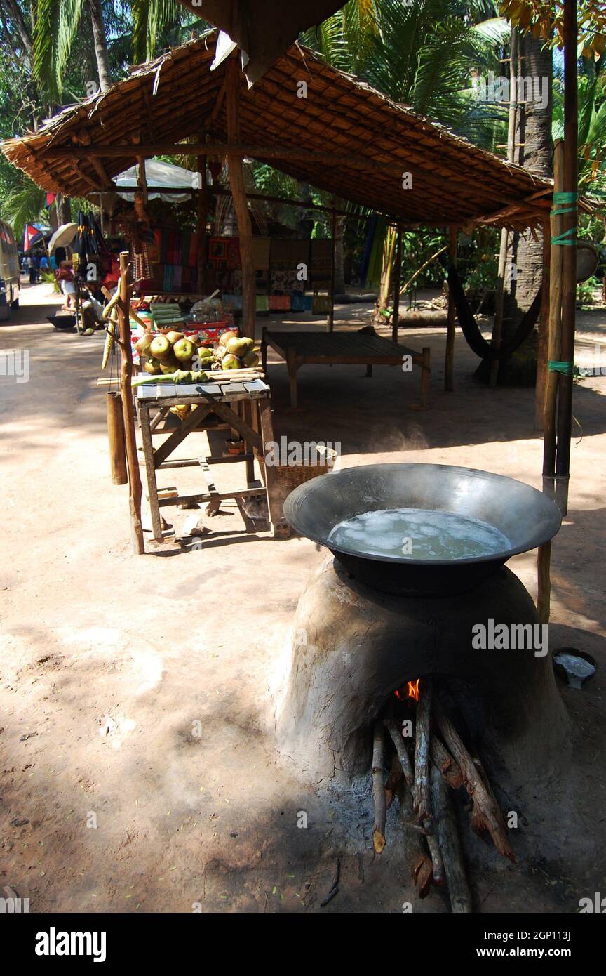 Kambodschaner, die Fruchtsäfte und Palmzucker-Kuchen aus Zuckerpalmen oder Toddy-Baum zum Verkauf anbieten kambodscha-Leute und ausländische Reisende in lokalen s Stockfoto