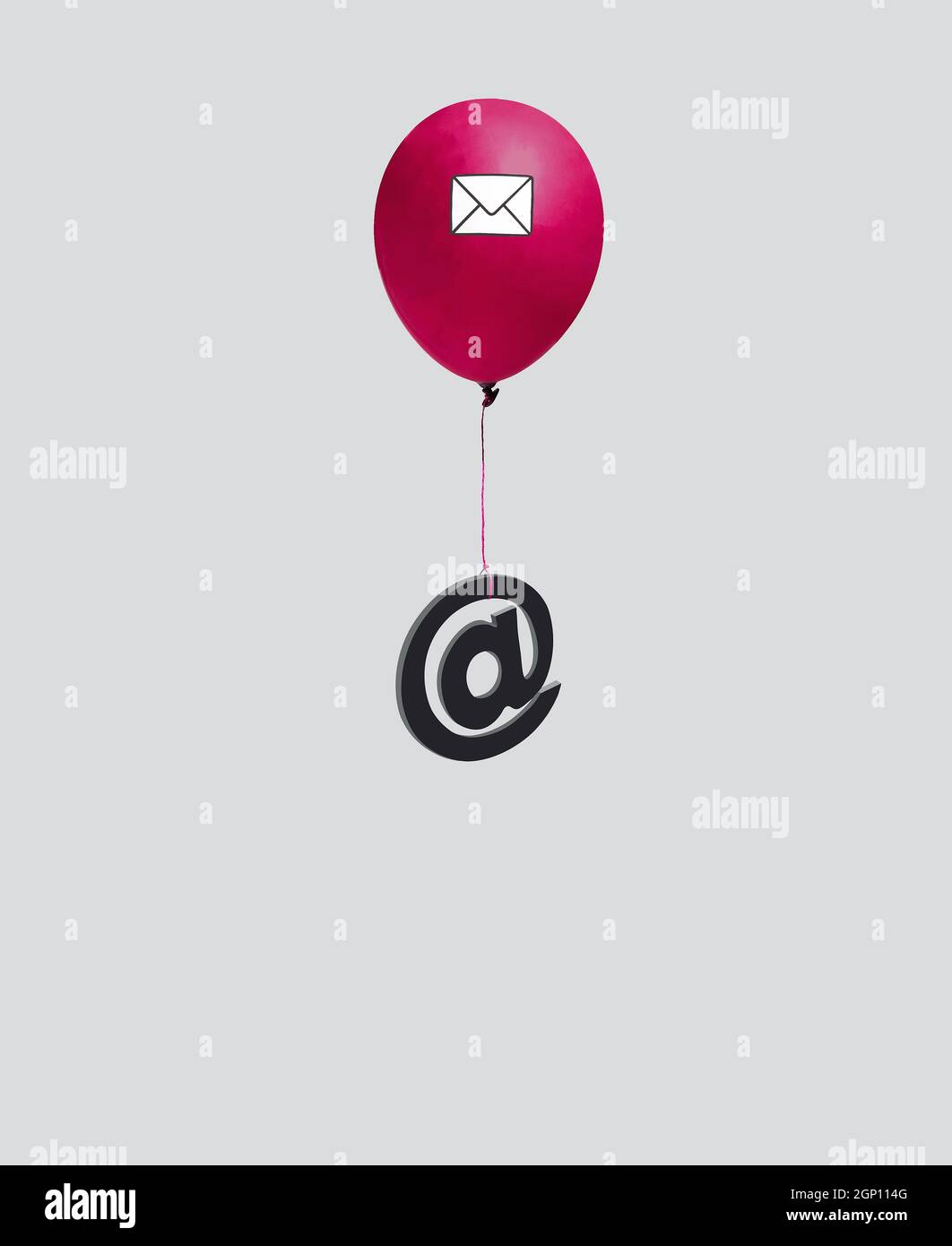 An hing ein E-Mail-Schild an einem roten Ballon, wobei ein Umschlag auf einem hellgrauen Hintergrund isoliert war. Minimalkonzept. Aufrechtes Rechteck mit Kopierbereich Stockfoto