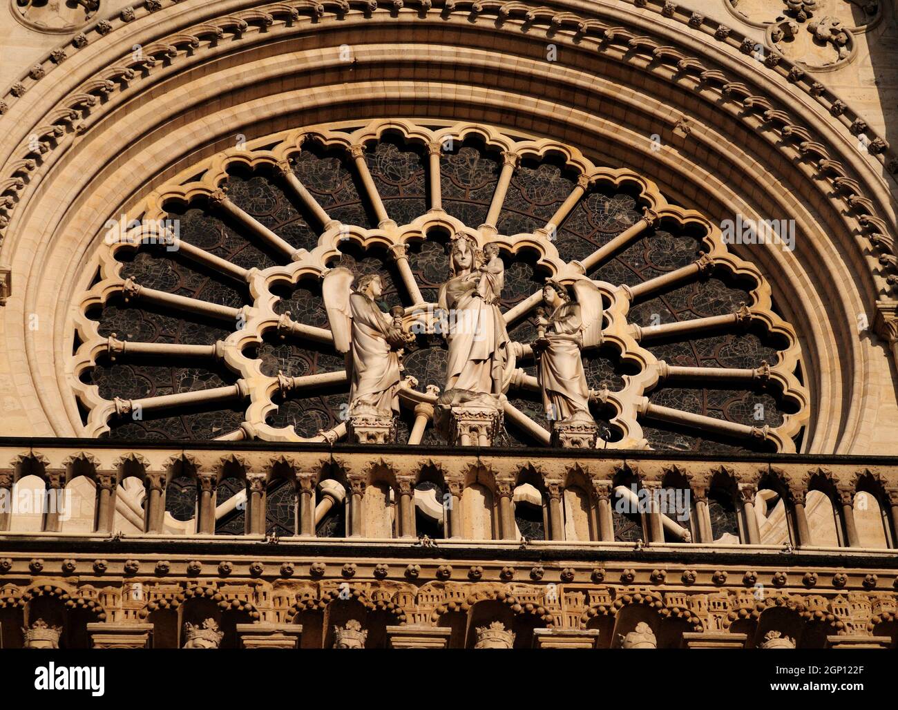 Wunderschöne Rosette mit Ornament der drei Engel an der Westfassade der Kathedrale Notre Dame in Paris, Frankreich an Einem schönen Frühlingstag Stockfoto