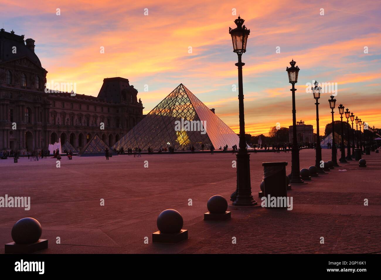 PARIS - OKTOBER 8, 2018 Louvre museum in der Dämmerung im Sommer. Louvre Museum ist eines der größten Museen der Welt, jedes Jahr Museum visits Mehr als 8. Stockfoto