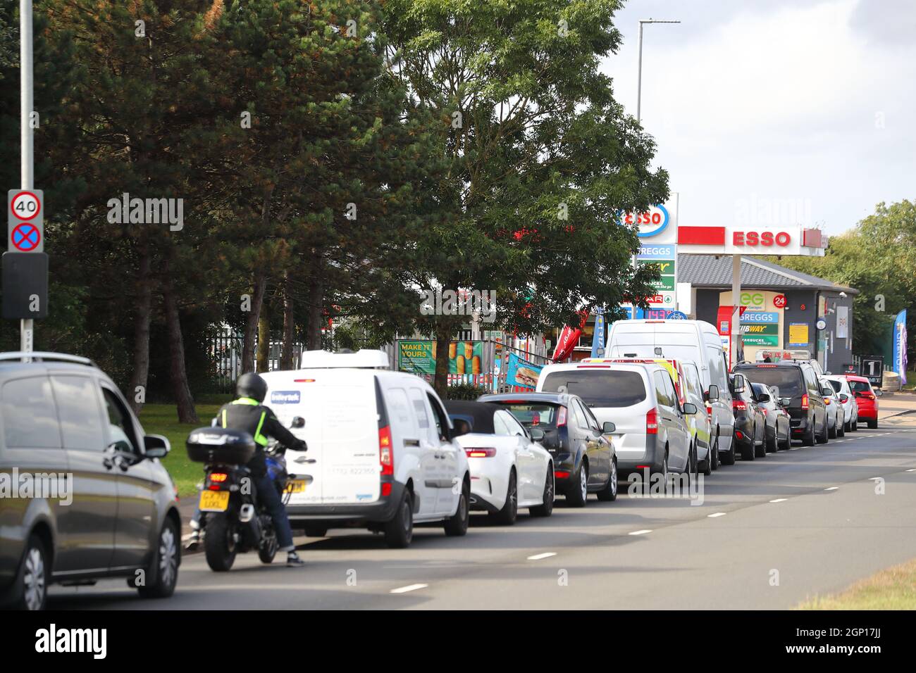 London, Großbritannien. September 2021. An Tankstellen, an denen die Fahrer noch Benzin bekommen können, bilden sich lange Warteschlangen, da viele Tankstellen wegen fehlender Lieferungen geschlossen werden mussten. Quelle: Uwe Deffner/Alamy Live News Stockfoto