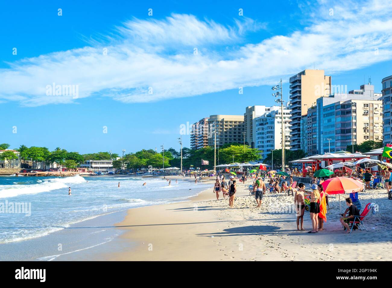 Menschen im weißen Sand des Strandes von Coabba in Rio de Janeiro, Brasilien. Dieser Ort ist eine berühmte Touristenattraktion in der Stadt. Stockfoto