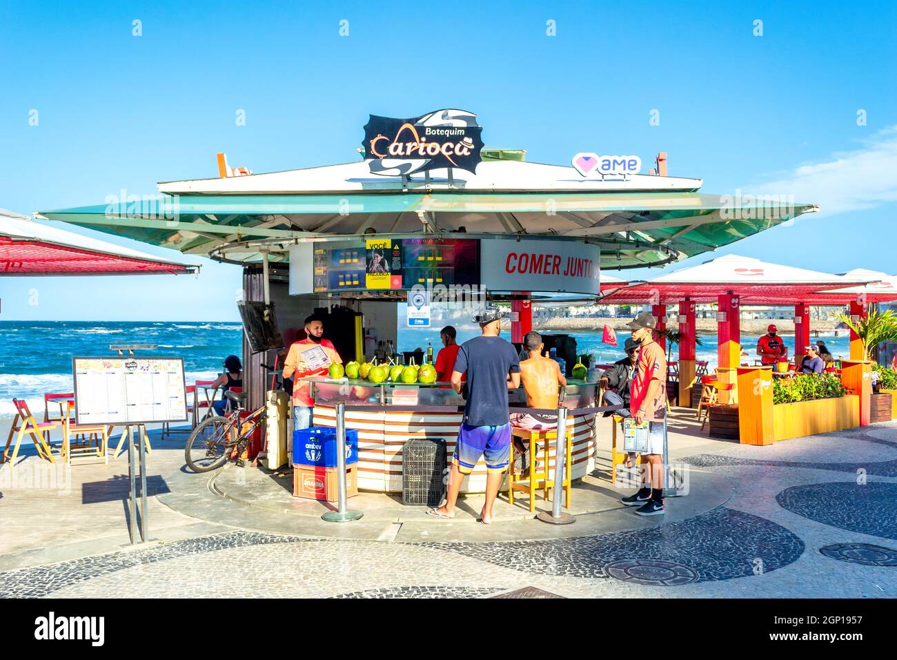 Restaurantkioské an der berühmten Promenade am Strand der Cobuba in Rio de Janeiro, Brasilien. Dieser Ort ist eine berühmte Touristenattraktion in der Stadt. Stockfoto