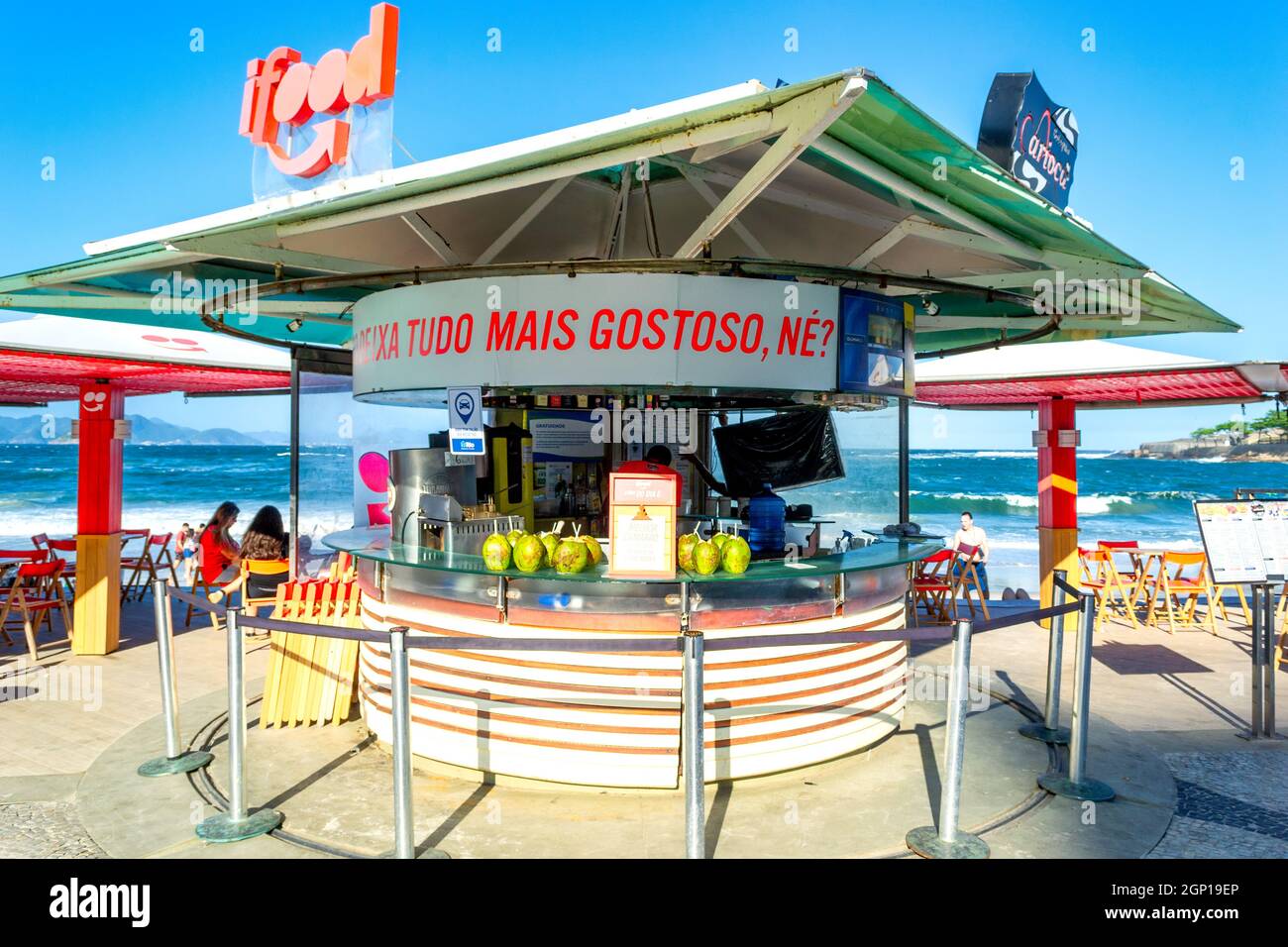 Restaurantkioské an der berühmten Promenade am Strand der Cobuba in Rio de Janeiro, Brasilien. Dieser Ort ist eine berühmte Touristenattraktion in der Stadt. Stockfoto