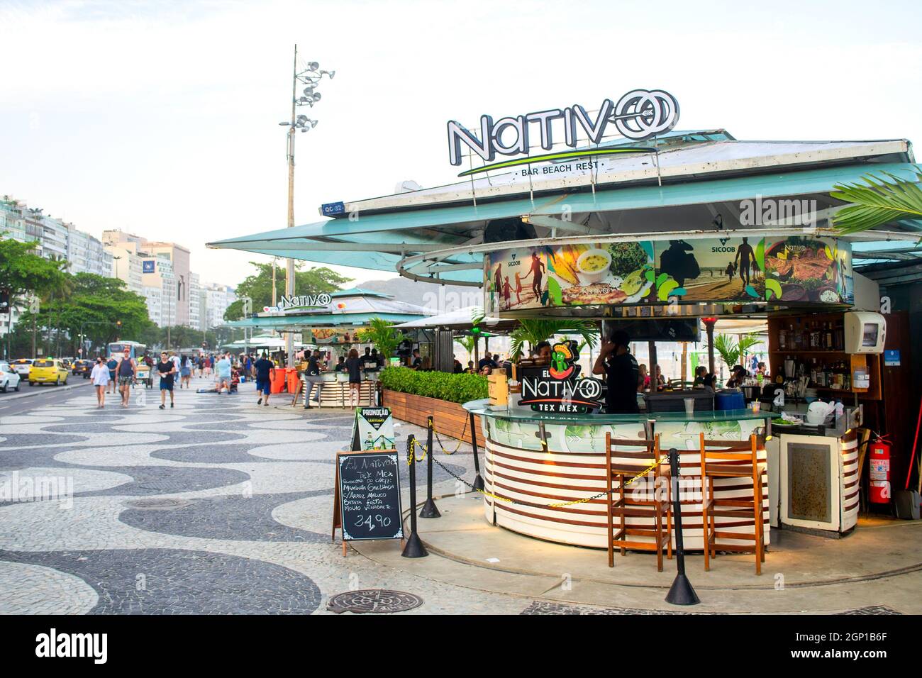 Nativo-Business-Kiosk an der von Roberto Burle Marx entworfenen Promenade am Strand der Cobuba in Rio de Janeiro, Brasilien. Dieses Hotel ist eine Fam Stockfoto