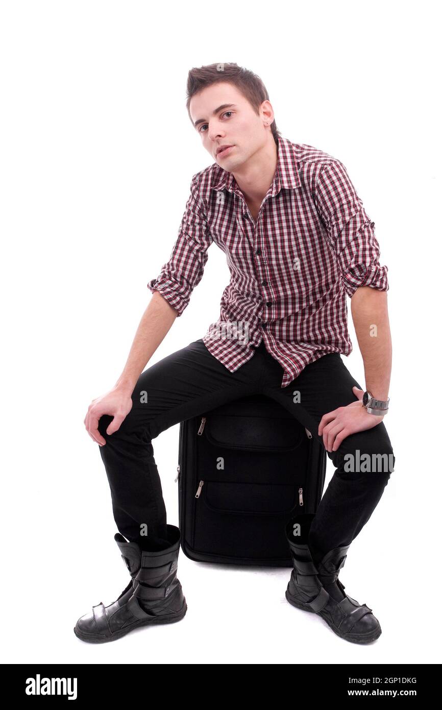 Junger Mann warten am Flughafen, isoliert auf weiß Stockfoto