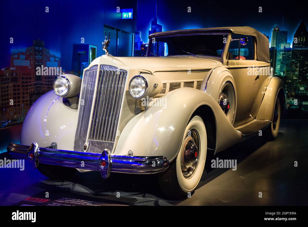 Turin, Italien - 13. August 2021: 1937 Packard Super-Eight 1501 im Nationalen Automobilmuseum (MAUTO) in Turin, Italien. Stockfoto