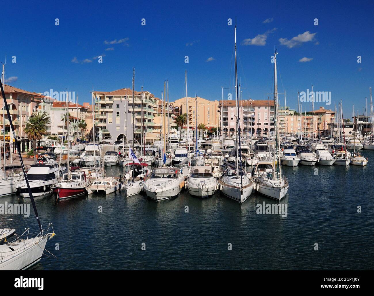 Luxuriöse Boote im Yachthafen von Frejus in Frankreich an Einem schönen Frühlingstag mit Klarem blauen Himmel Stockfoto