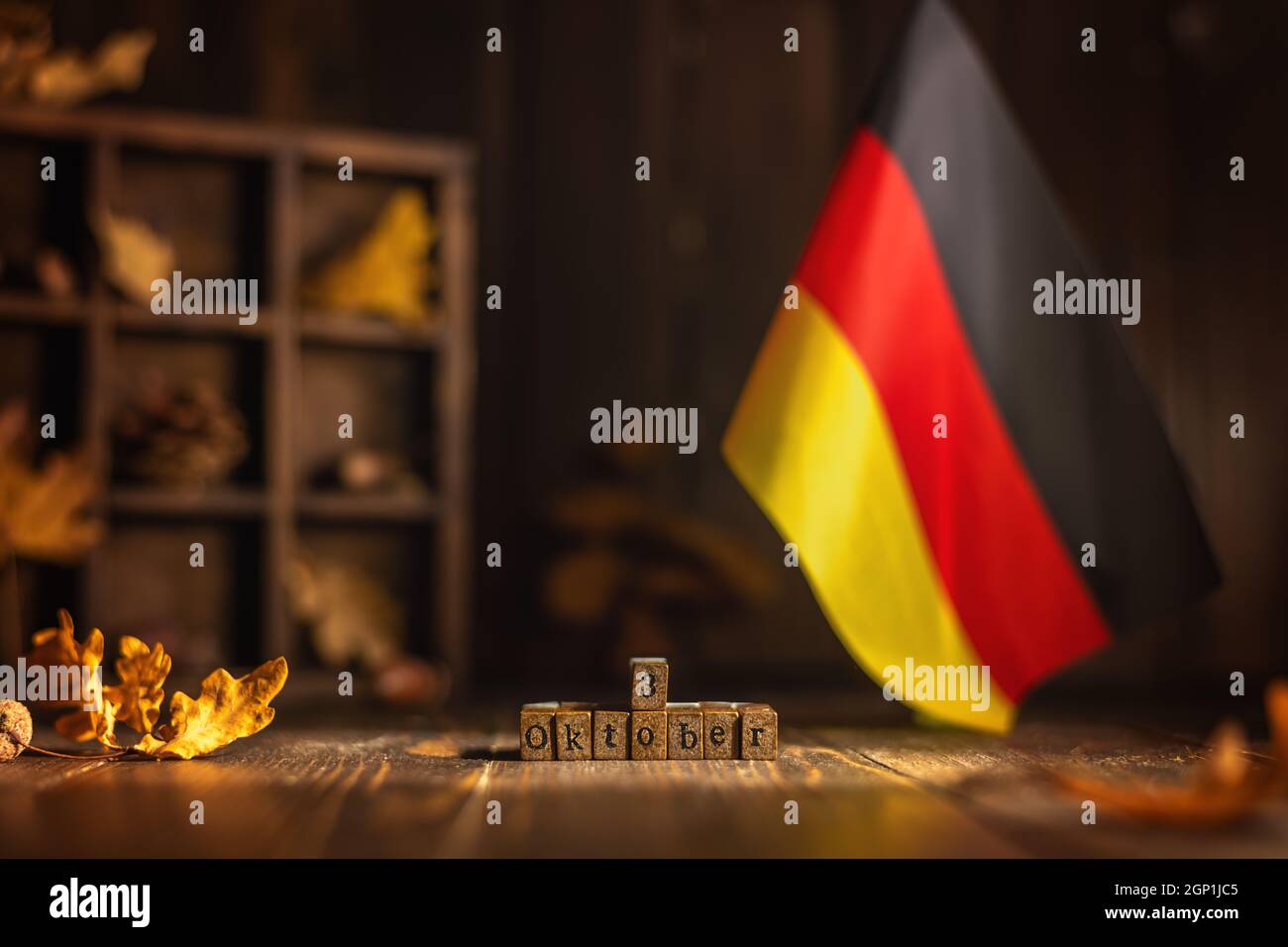 Postkarte zum Tag der deutschen Einheit. Datum 03. oktober, deutschlandflagge, Herbstblätter Stockfoto