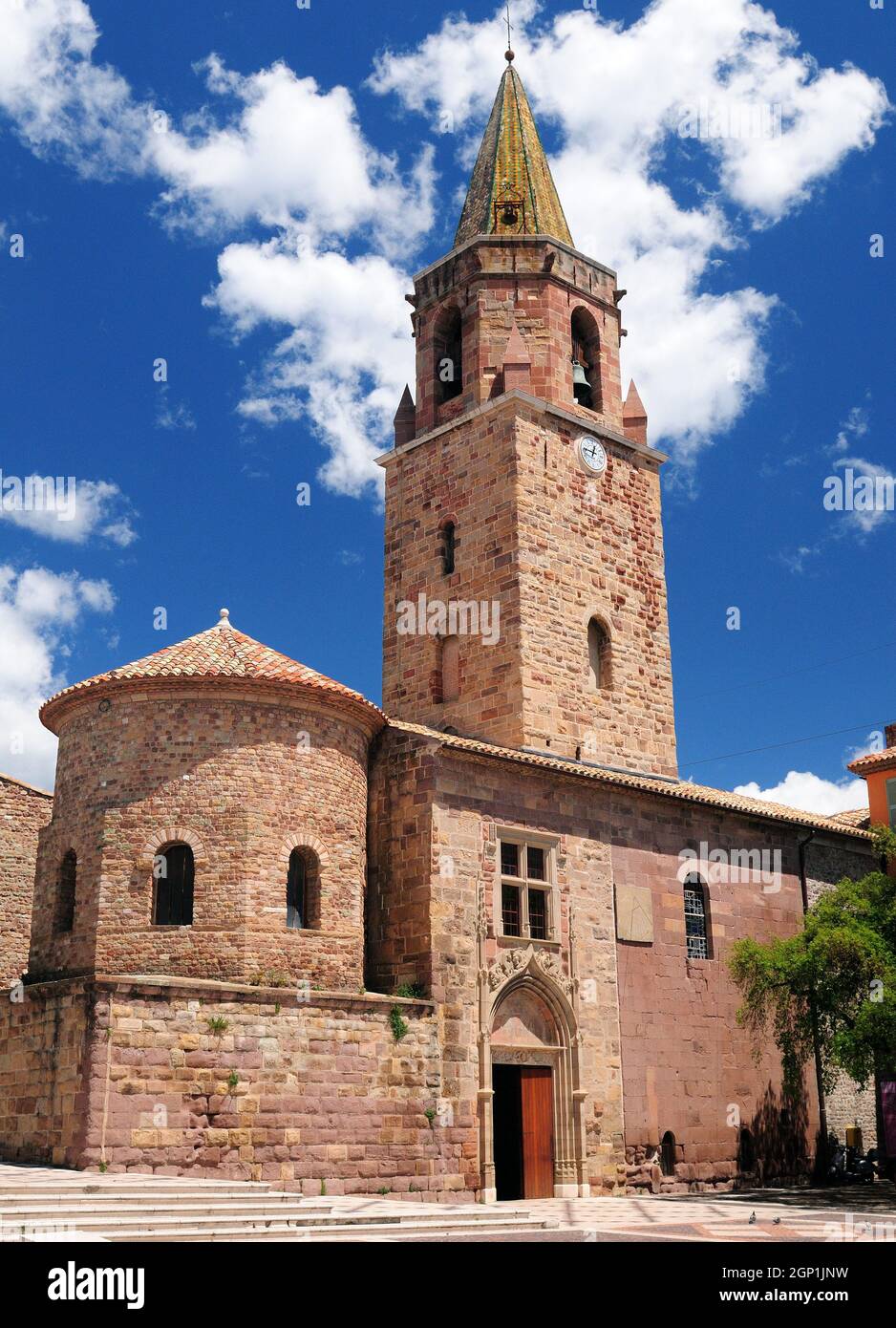 Von unten nach oben Blick auf den Uhrenturm der Saint-Leonce Kathedrale in Frejus Frankreich an Einem schönen Frühlingstag mit Ein paar Wolken am klaren blauen Himmel Stockfoto