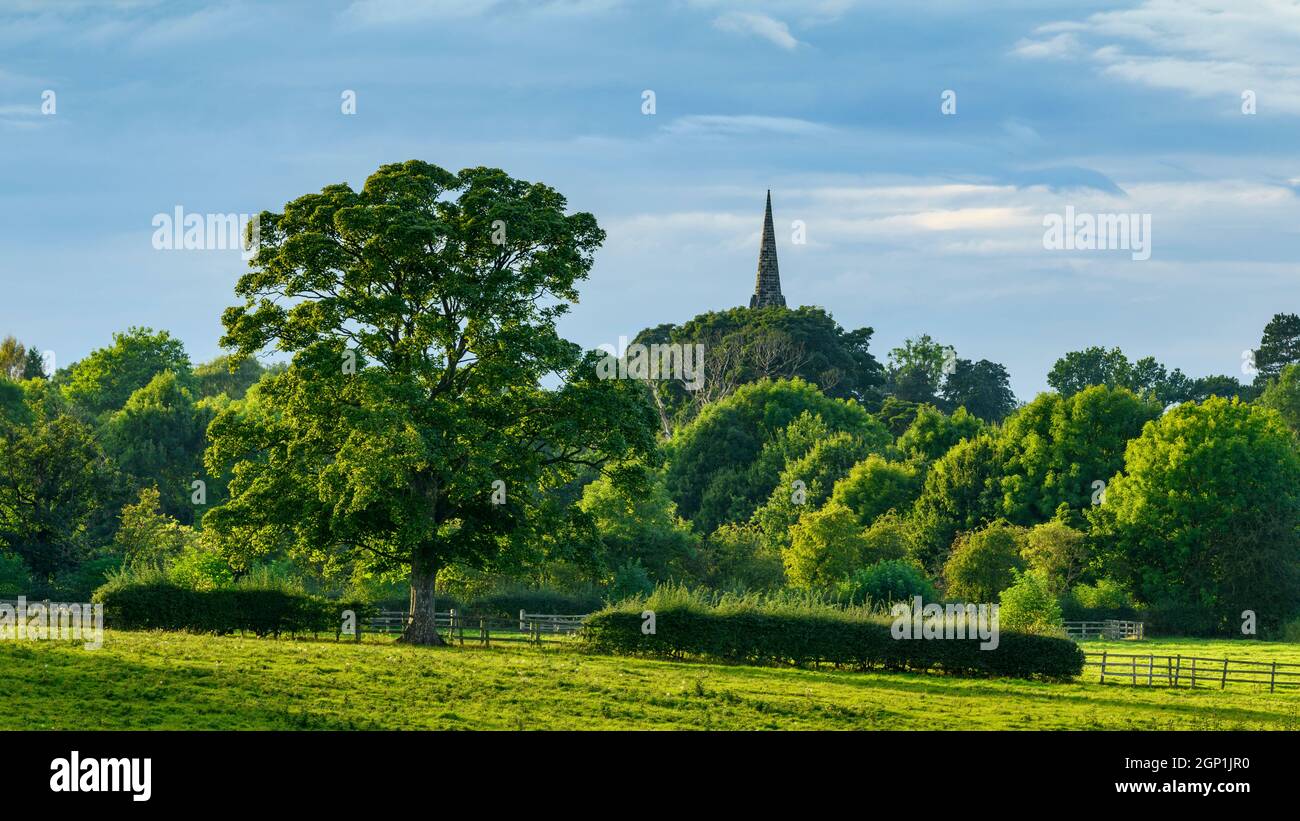 Friedliche pastorale Landschaft in Wharfedale (sonnenbeschienenen Ackerland und Bäume, Weiden, blauer Sommerabensterhimmel, Dorfkirche) - West Yorkshire, England, Großbritannien. Stockfoto