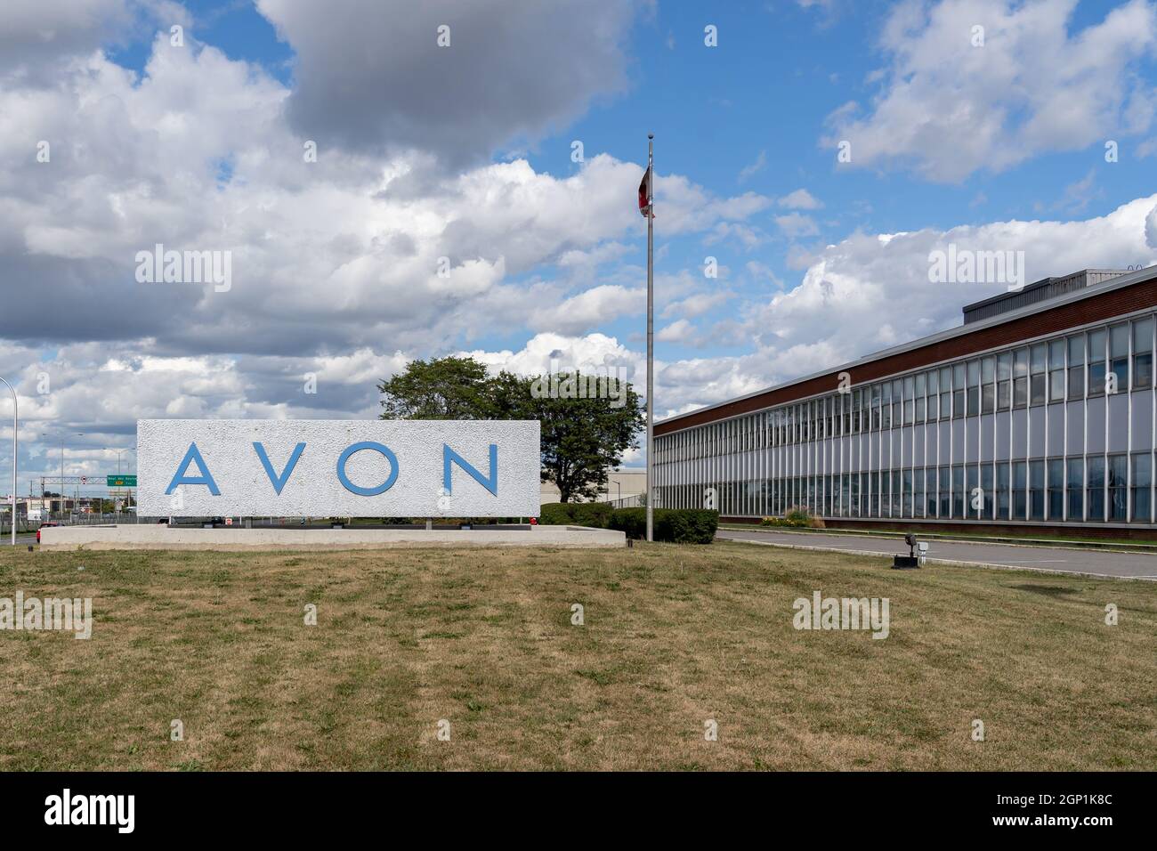 Montreal, QC, Kanada - 3. September 2021: Der Hauptsitz der Avon Company Canada in Montreal, QC, Kanada. Stockfoto