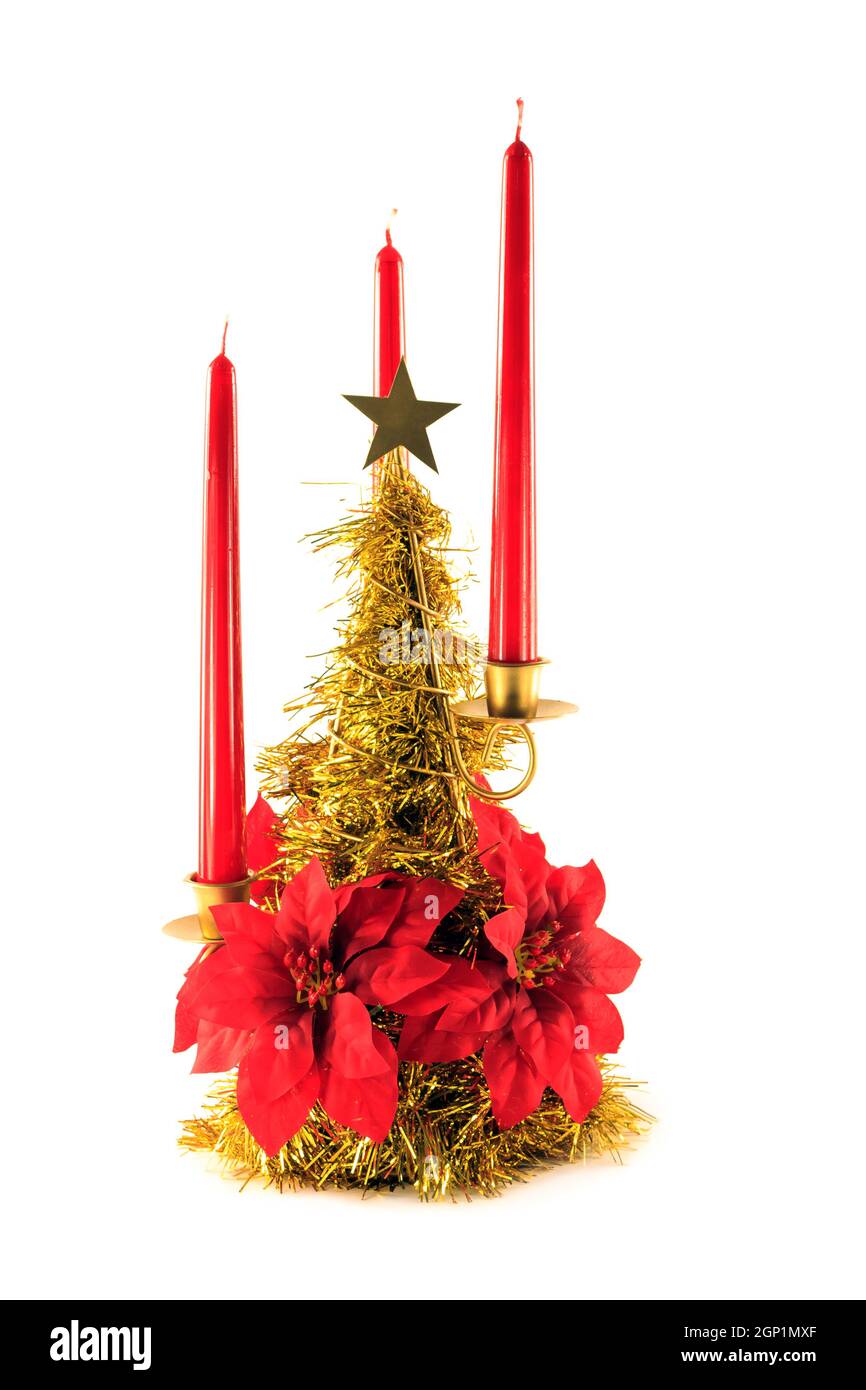 Drei rote Kerzen in weihnachtlicher Tischdekoration isoliert auf Weiß Stockfoto