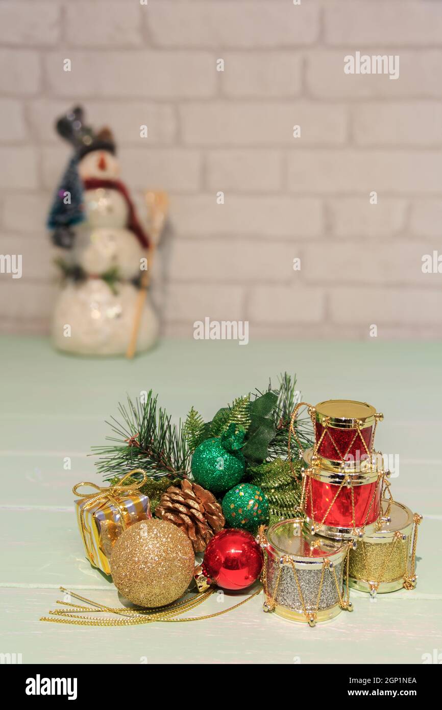 Nahaufnahme von Weihnachtsdekorationen mit einem unfokussierten Schneemann im Hintergrund Stockfoto