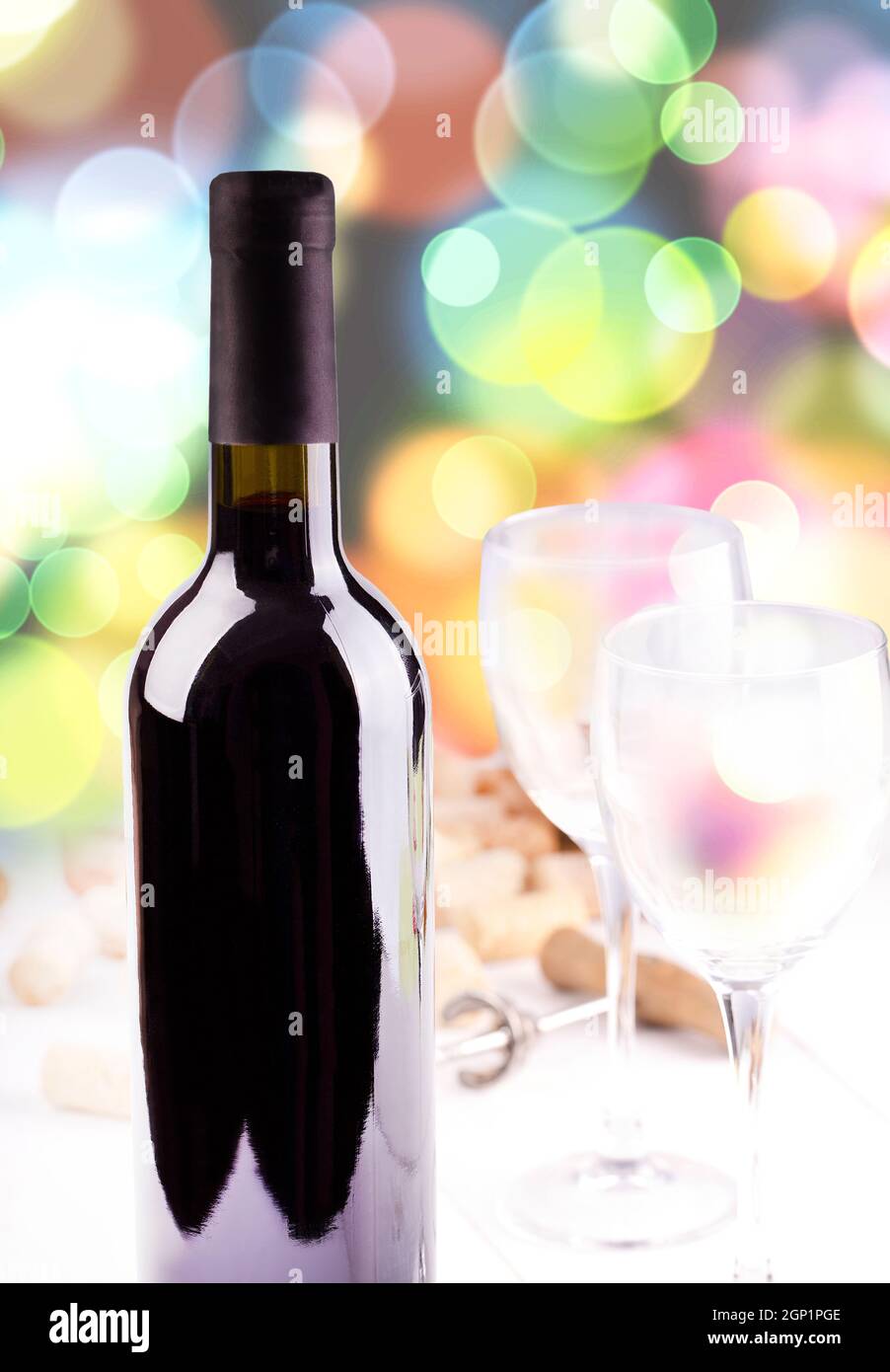 Rotwein Gläser, Flaschen und Korken. Auf farbigem Hintergrund Stockfoto