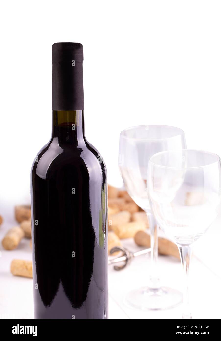 Rotweingläser, Flasche und Korken. Isoliert auf weißem Hintergrund Stockfoto