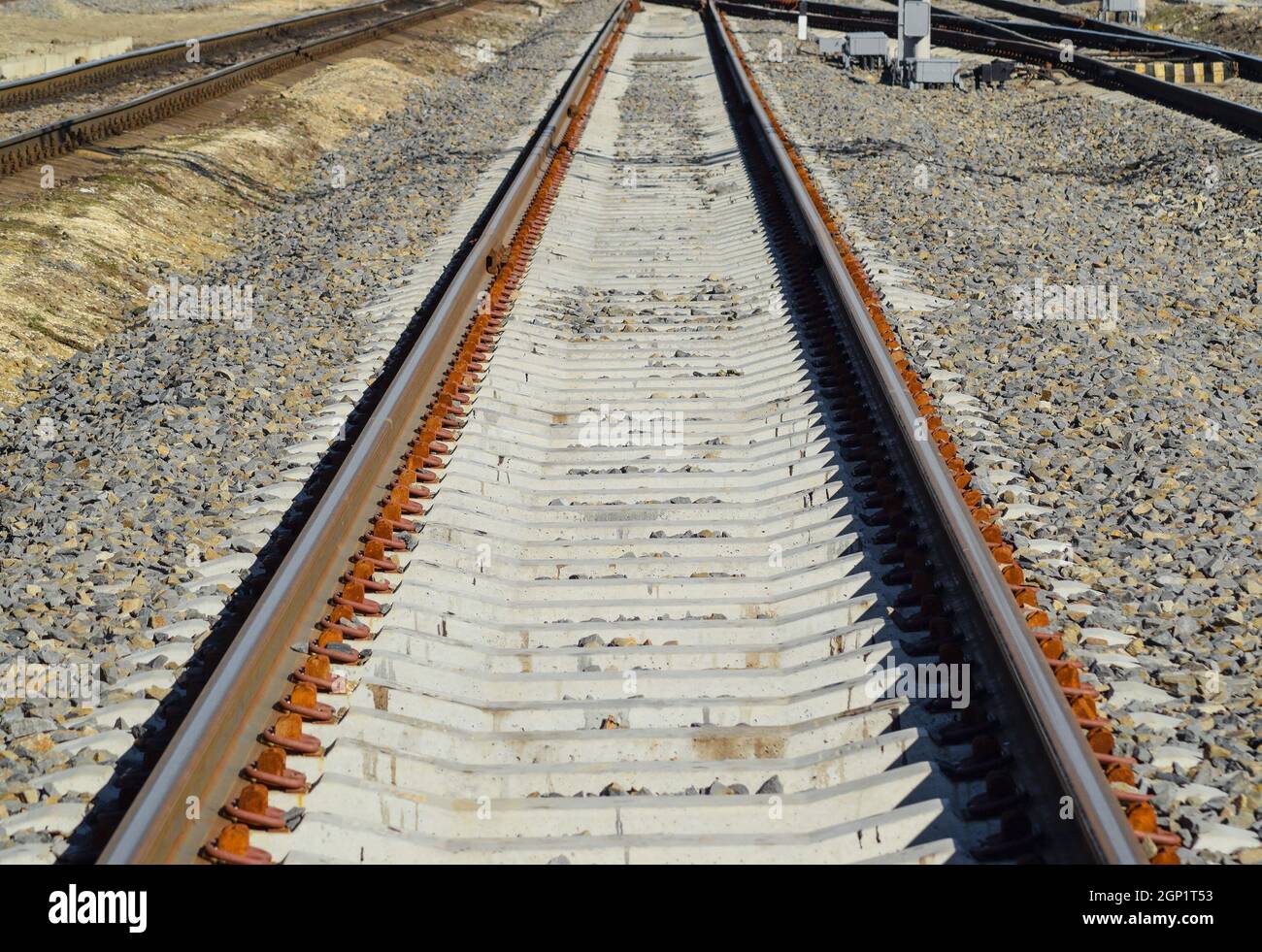 Gleise am Bahnhof. Die neue Bahn. Stockfoto