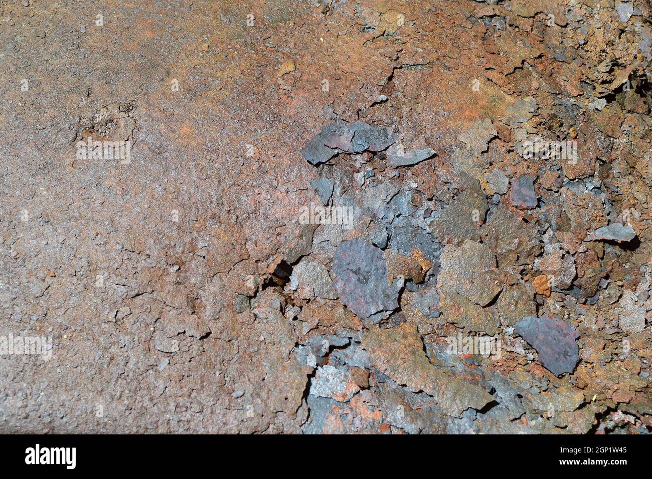 Flocken von Rost auf einem Blatt rostiges Eisen. Hintergrund von Rost. Korrosion von Metallen. Stockfoto