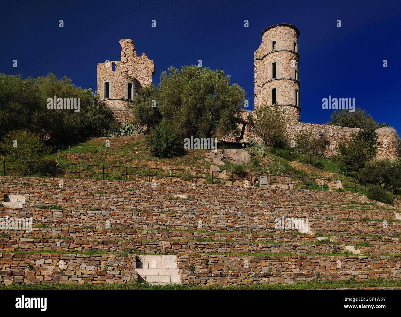 Ruine des antiken römischen Schlosses Grimaud in der Provence Frankreich an Einem schönen Herbsttag mit Klarem blauen Himmel Stockfoto