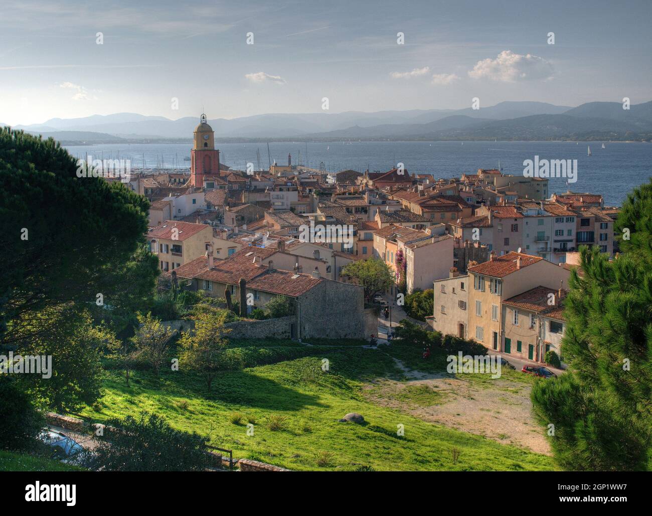 Luftaufnahme zur Altstadt von Saint Tropez mit der Bucht im Hintergrund in der Provence Frankreich an Einem wunderschönen Herbsttag mit Klarem blauen Himmel Stockfoto