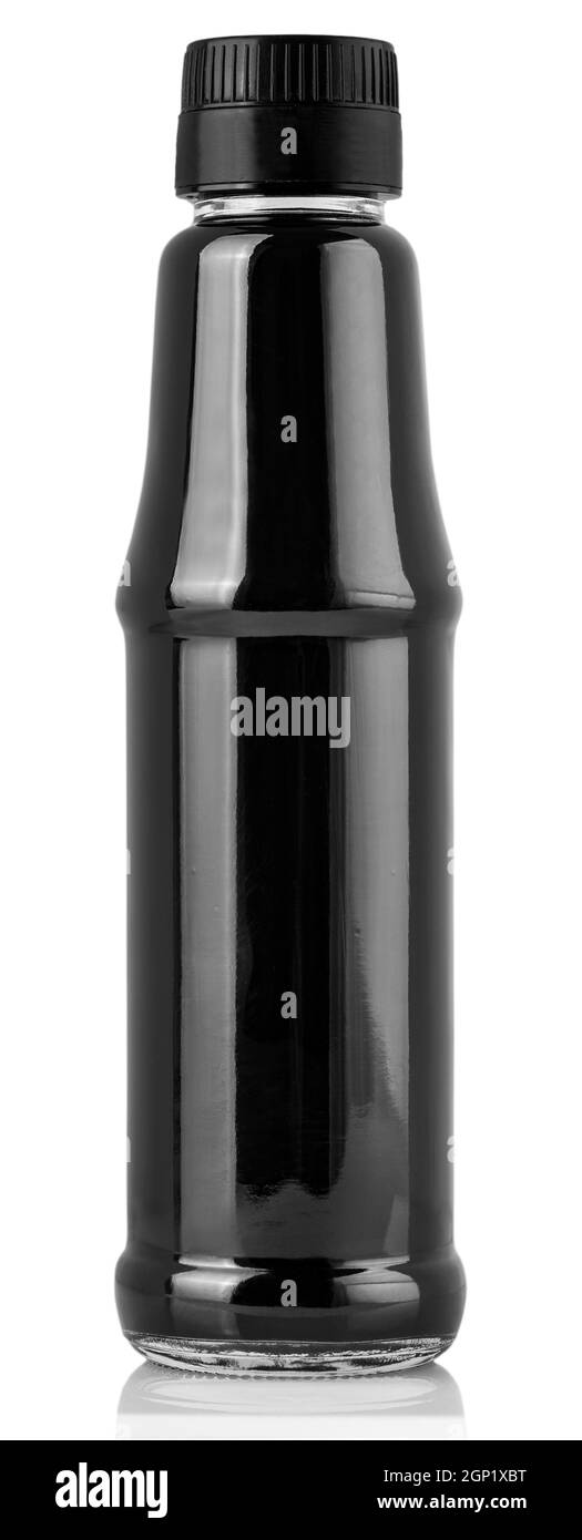 Sojasauce in schwarzer Flasche isoliert auf weißem Hintergrund. Stockfoto