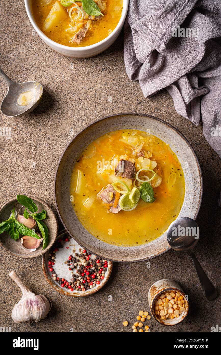 Schüssel mit geteilter Erbsensuppe mit Schinken und Fleisch, Draufsicht Stockfoto