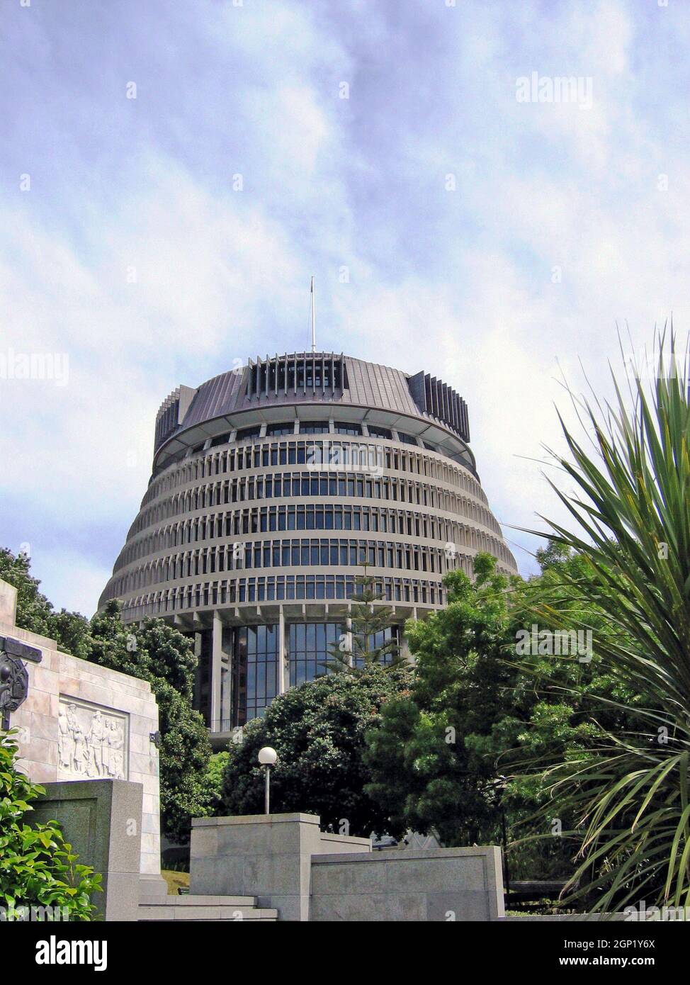 Der „Beehive“ ist der Exekutivflügel des neuseeländischen parlaments. Das 1981 fertiggestellte Gebäude ist zu einem Wahrzeichen Wellingtons und Neuseelands geworden. Das zehnstöckige Gebäude umfasst vier unterirdische Ebenen und wird aufgrund seines architektonischen Stils, der einem Bienenstock ähnelt, als Bienenstock bezeichnet. Stockfoto