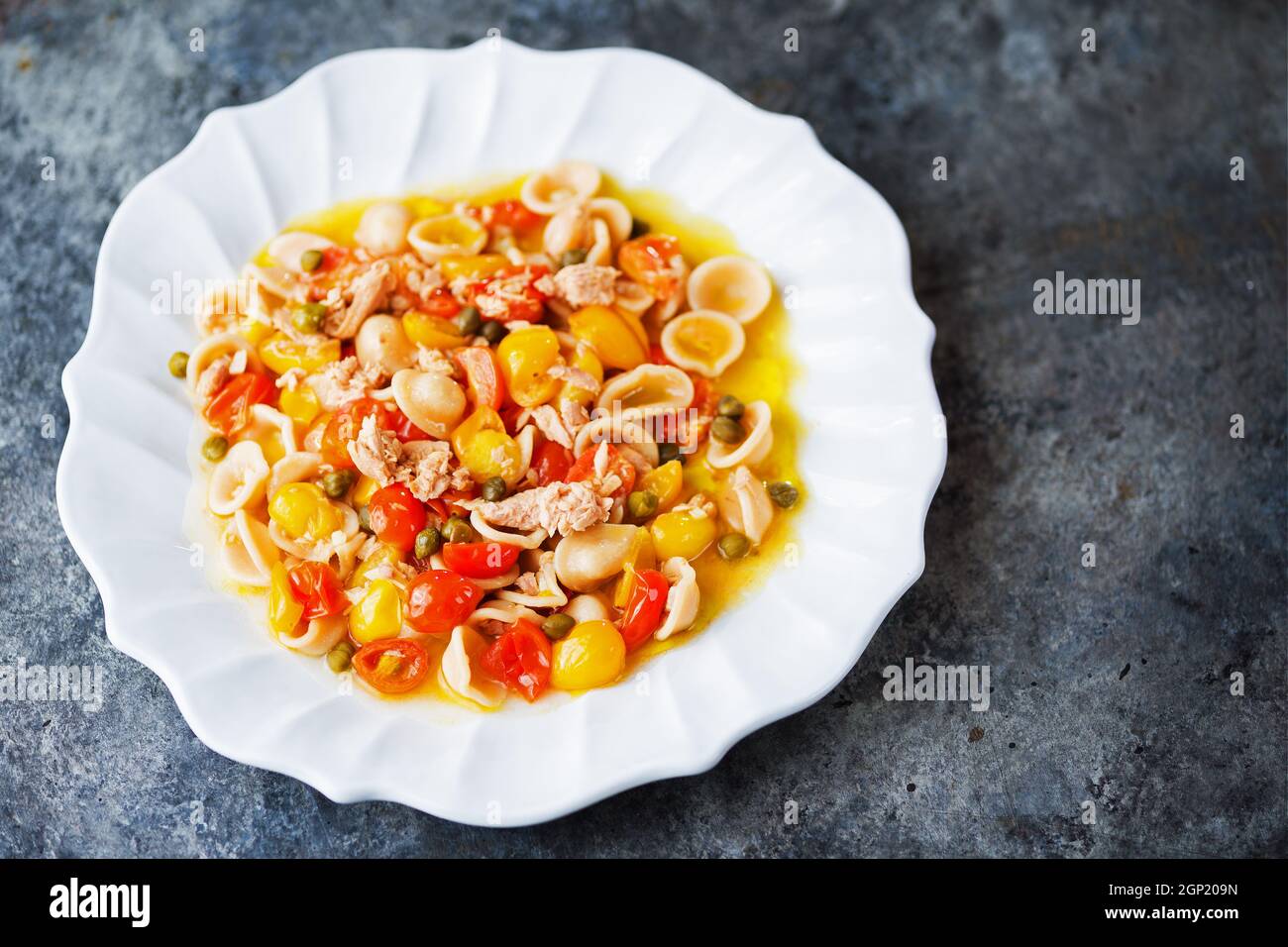 Nahaufnahme eines Tellers Thunfisch-Olecchiette-Pasta mit Kirschtomaten Stockfoto