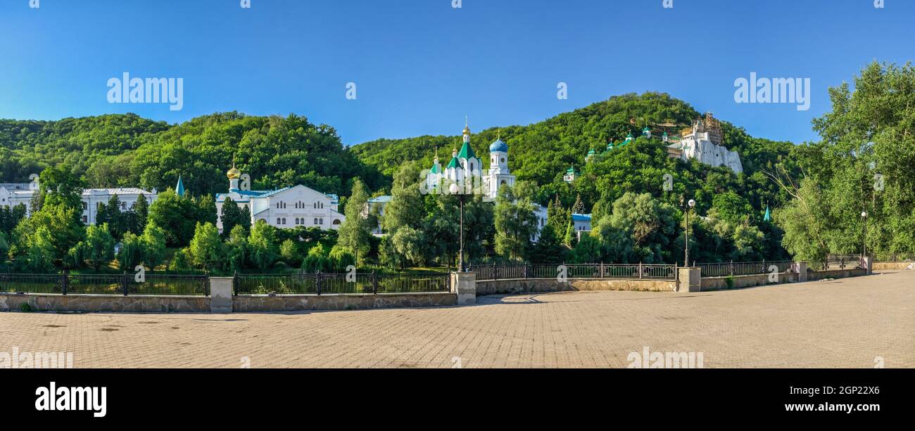 Swjatogorsk, Ukraine 07.16.2020. Böschung in der Nähe der Sewersky Donez Fluss gegenüber der Swjatogorsk Lavra an einem sonnigen Sommermorgen Stockfoto