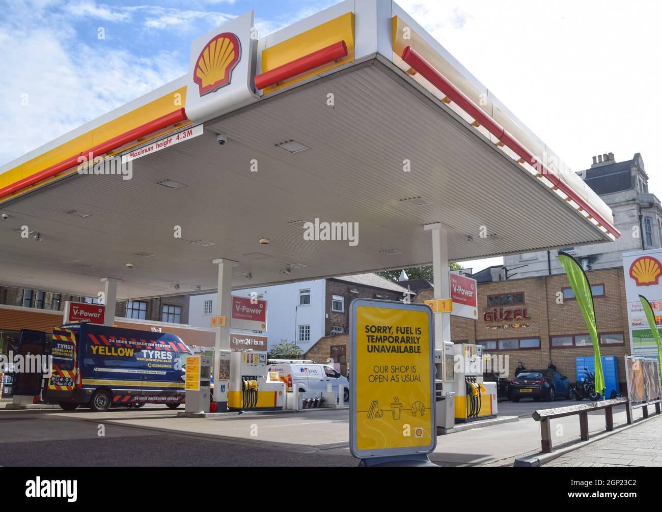 London, Großbritannien. September 2021. An einer Shell-Tankstelle auf der Holloway Road geht das Benzin aus, da die Kraftstoffknappheit weiter anhält. An vielen Tankstellen ist aufgrund des Mangels an Lkw-Fahrern im Zusammenhang mit dem Brexit und des panischen Kaufs Benzin ausgelaufen. Stockfoto