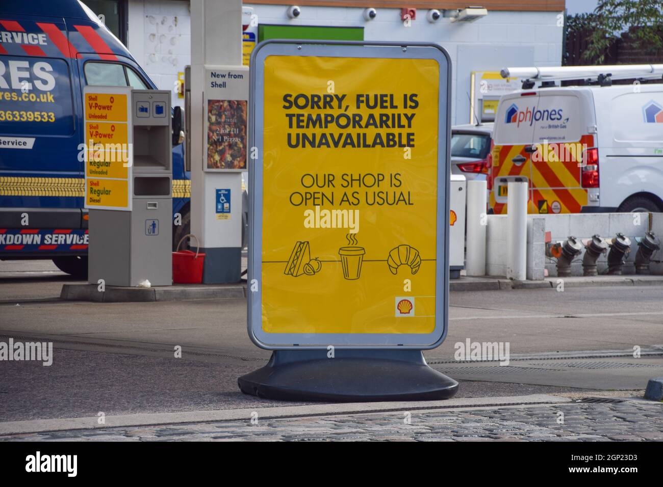 London, Großbritannien. September 2021. An einer Shell-Tankstelle auf der Holloway Road geht das Benzin aus, da die Kraftstoffknappheit weiter anhält. An vielen Tankstellen ist aufgrund des Mangels an Lkw-Fahrern im Zusammenhang mit dem Brexit und des panischen Kaufs Benzin ausgelaufen. Stockfoto
