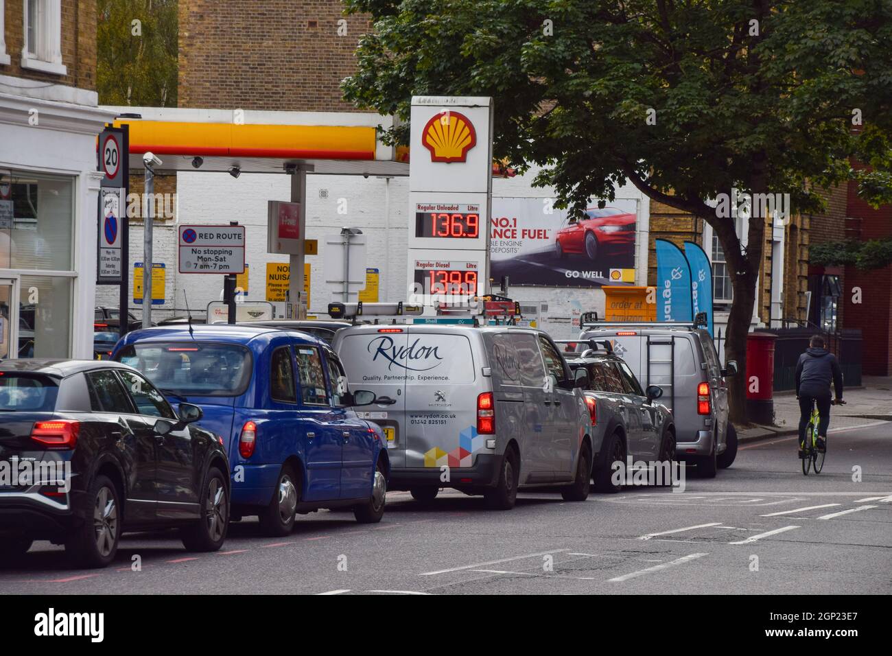 London, Großbritannien. September 2021. Eine Schlange an einer Shell-Tankstelle in Islington, da der Treibstoffmangel weiter anhält. An vielen Tankstellen ist aufgrund des Mangels an Lkw-Fahrern im Zusammenhang mit dem Brexit und des panischen Kaufs Benzin ausgelaufen. Stockfoto