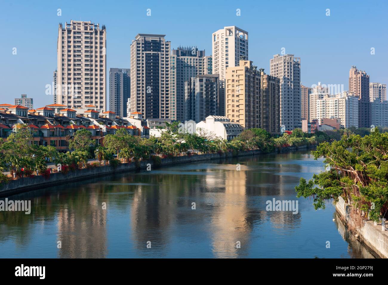 Kaohsiung, Taiwan Wohnhochhäuser Stadtbild am Love River. Stockfoto