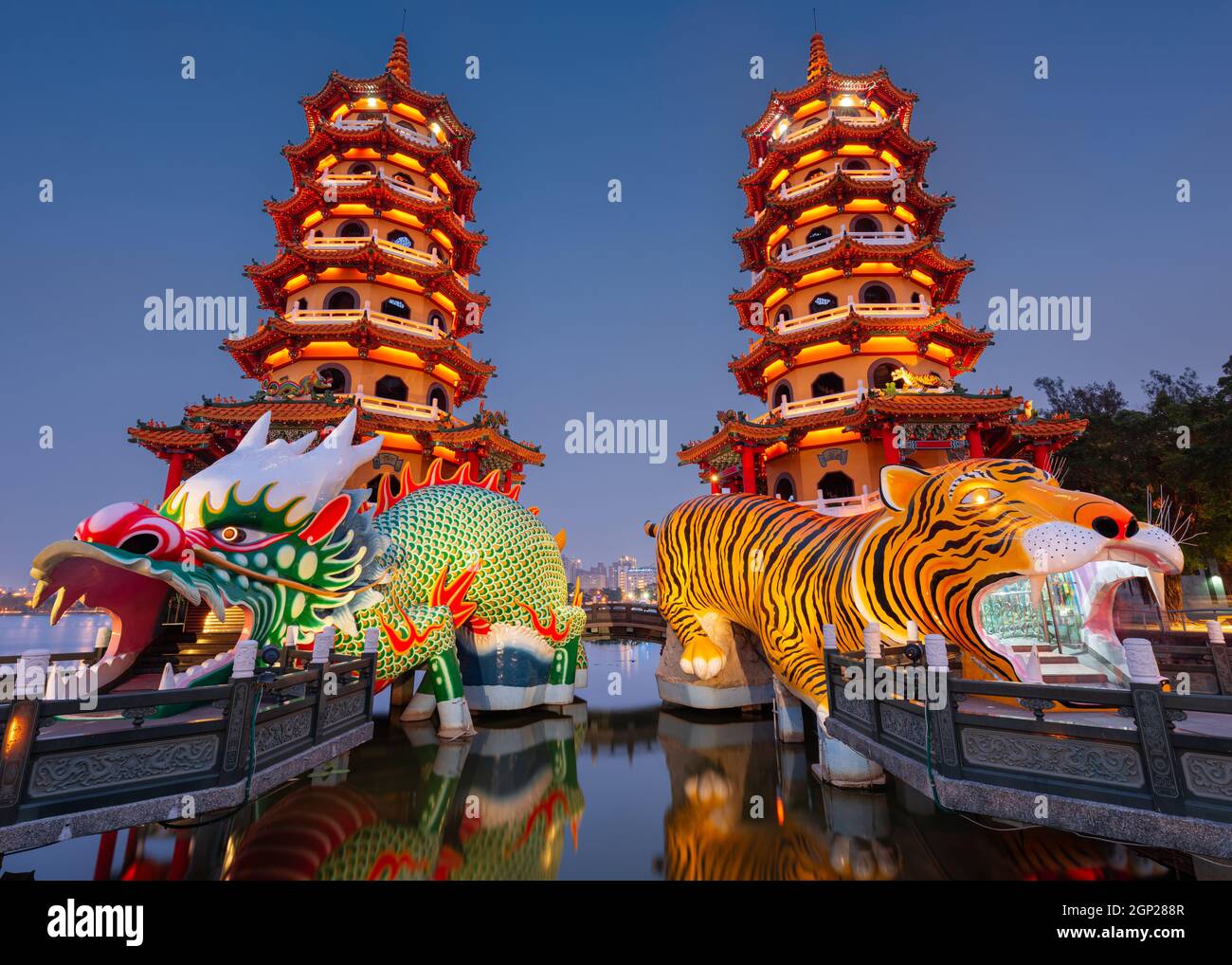 Kaohsiung, Taiwan Dragon und Tiger Pagoden am Lotusteich bei Nacht. Stockfoto