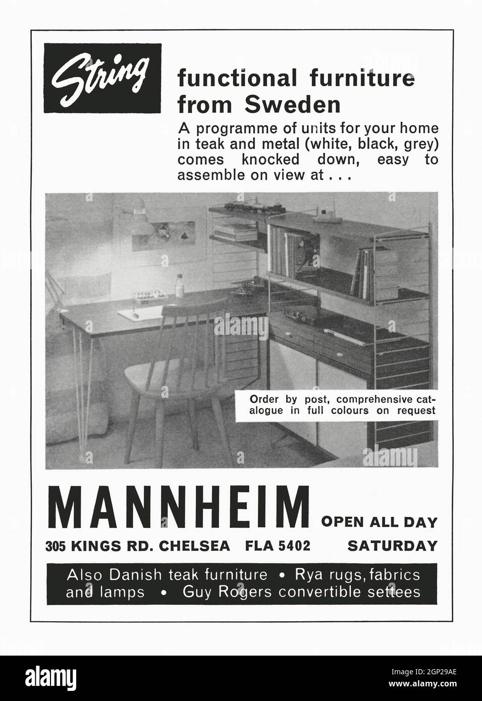 Eine Anzeige der 1960er Jahre für das stilvolle Regalsystem ‘String’, das im Showroom Mannheim in London zum Verkauf steht. Die Anzeige erschien in einer Zeitschrift, die im Oktober 1962 in Großbritannien veröffentlicht wurde. Das innovative, verstellbare Metall- und Furnierholzsystem war ebenfalls ‘klopfen’ (der Begriff ist Vorläufer der ‘Selbstmontage’-Möbel). Nils ‘Nisse’ Strinning (1917–2006) war ein schwedischer Architekt und Designer. Er war vor allem für das String-System bekannt, das er und seine Frau, die Designerin Kajsa Strinning, 1949 entworfen haben. Es ist noch heute erhältlich – Vintage-Grafiken aus den 1960er Jahren. Stockfoto