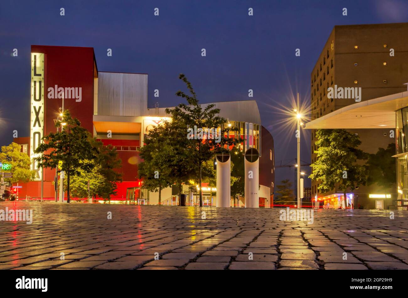 Rotterdam, Niederlande, 29. September 2021: Blue Hour View des Wilhelminaplein Platzes mit dem neuen Luxor Theater Stockfoto