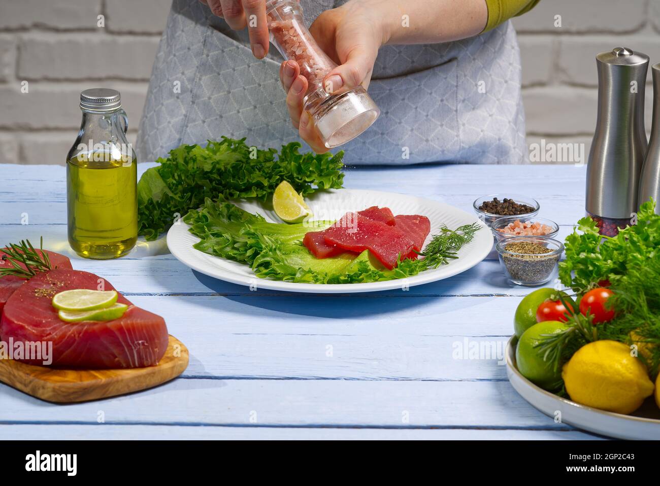 Frischer roher Thunfisch wurde in Stücke geschnitten. Kochen von Thunfisch Stockfoto