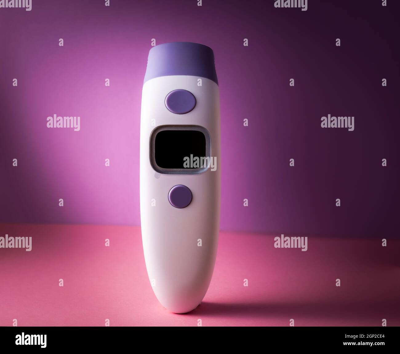 Blaues und weißes Digitalthermometer auf rosa Hintergrund .Healthcare Stockfoto