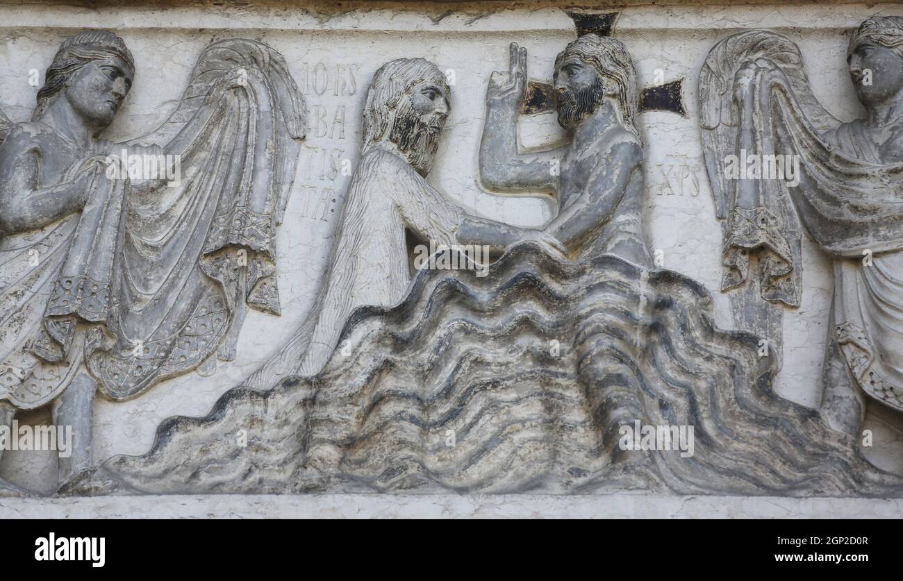 Taufe von Jesus Christus Relief bei der Taufe von Benedetto Antelami, Parma, Emilia Romagna, Italien Stockfoto