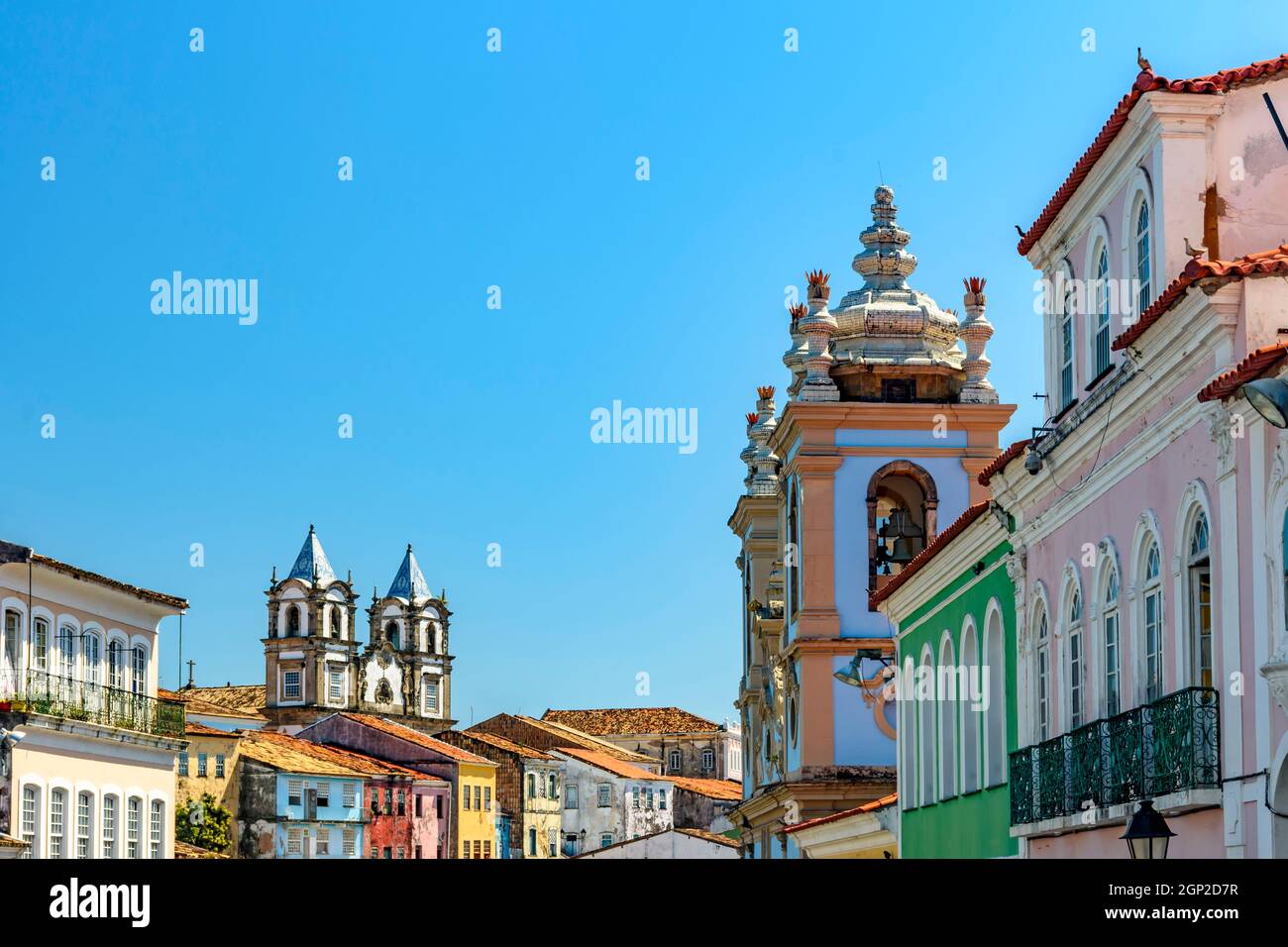 Farbenfrohe Fassaden und historische Kirchtürme im Barock- und Kolonialstil im berühmten Viertel Pelourinhin in Salvador, Bahia Stockfoto
