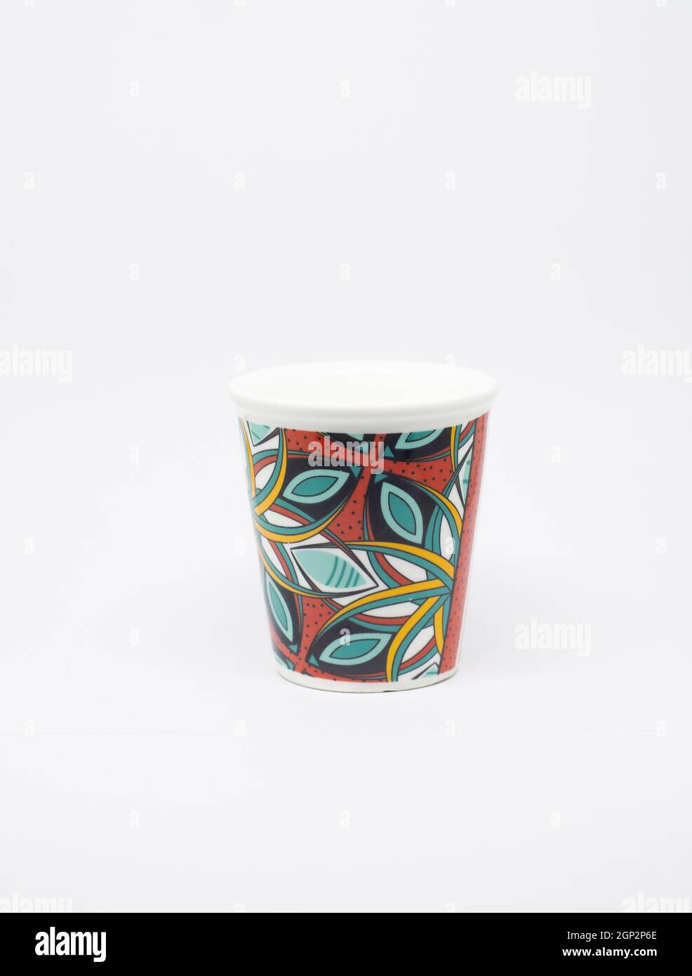 Farbenfrohe Tasse auf weißem Hintergrund Stockfoto
