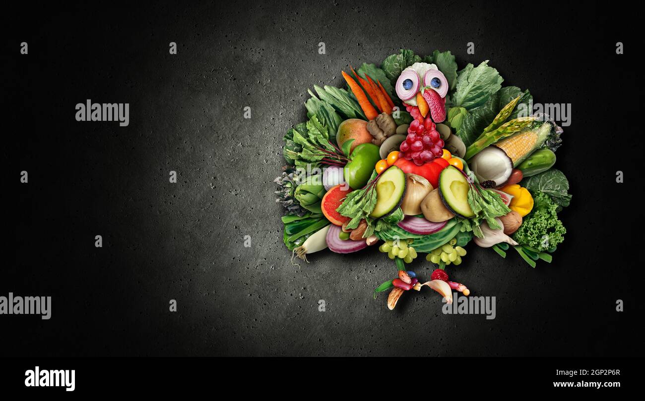 Vegane danksagetürke und lustige vegetarische Herbsternte Symbol als Gemüse Obst Nüsse und Beeren geformt als festlicher Becher für einen Urlaub. Stockfoto
