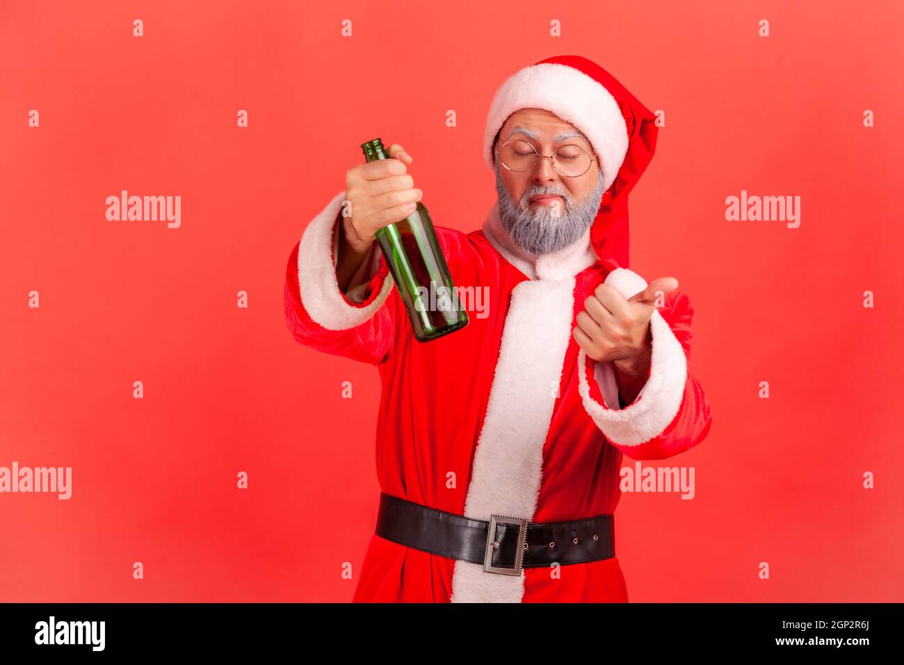 Betrunkene Frau in Santa Claus Kostüm mit alkohol, Stock Bild